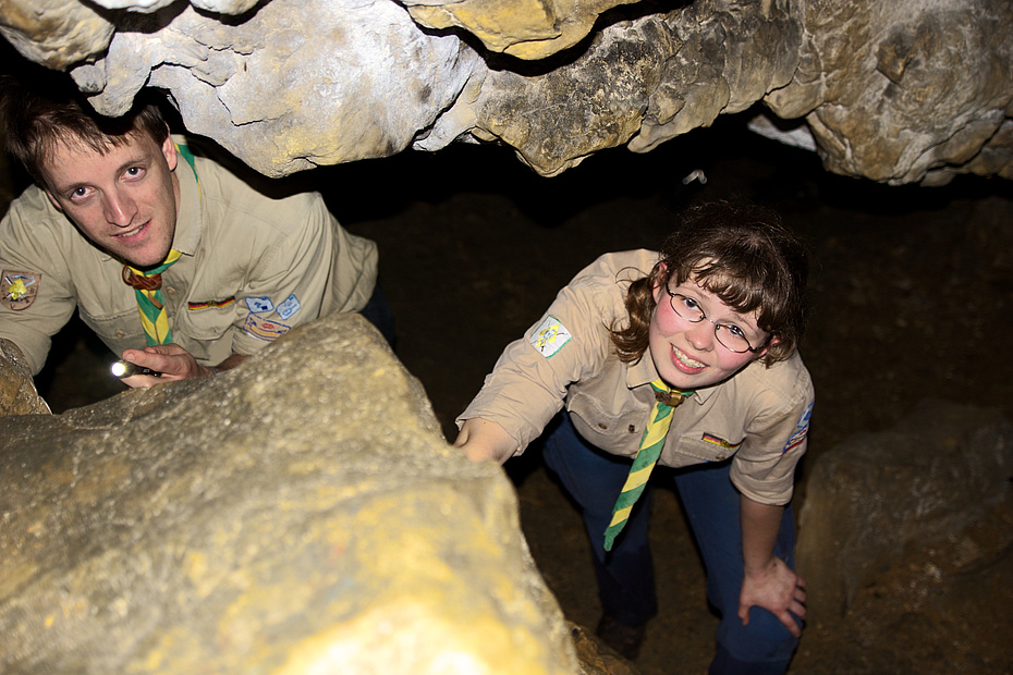 Pfadfinder erkunden eine Höhle