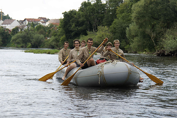 Paddeln im Schlauchboot auf der Donau