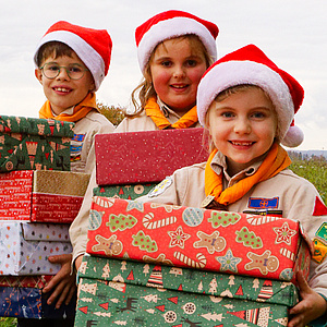 Fröhliche Weihnachtswichtel Unsere Wölflinge packen beim Schenken mit an
