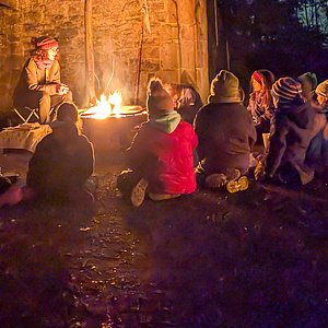 Schön warm am Feuer sitzen die Biber