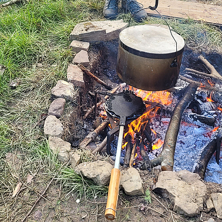 Topf über dem Feuer