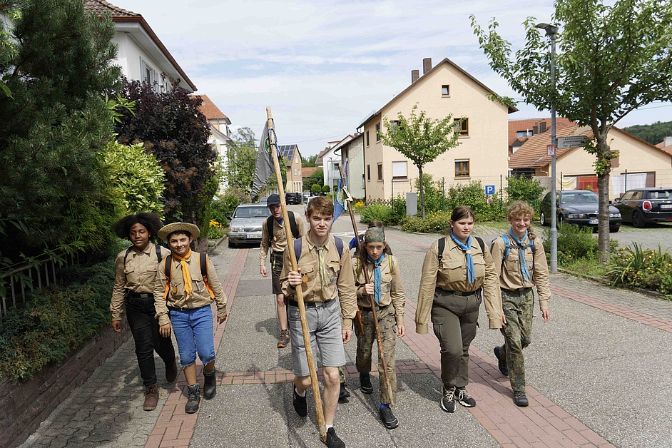 Sippe auf Kundschaft in Langensteinbach