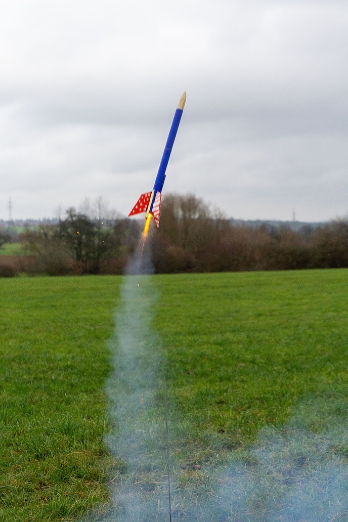 Raketenstart Richtige Rakete startet auf dem Winterlager der Pfadfinder