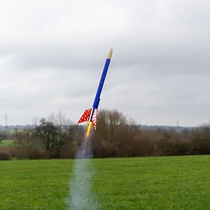 Richtige Rakete startet auf dem Winterlager der Pfadfinder