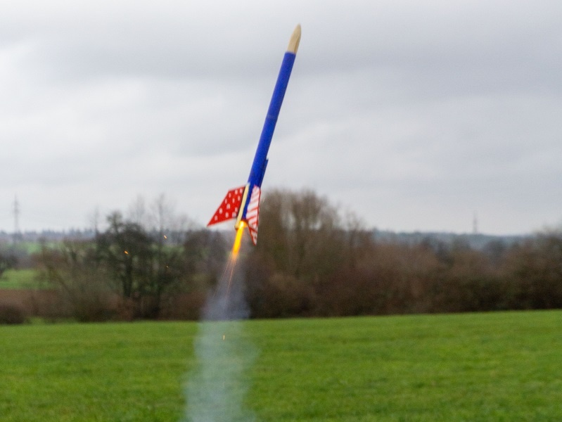 Richtige Rakete startet auf dem Winterlager der Pfadfinder