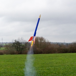 Richtige Rakete startet auf dem Winterlager der Pfadfinder