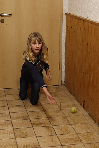 Beim Tennisballkegeln