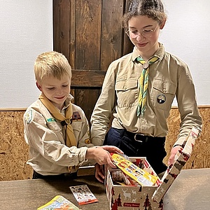Päckchenpacken für fröhliche Weihnachten Schenken macht allen Pfadfinder Freude
