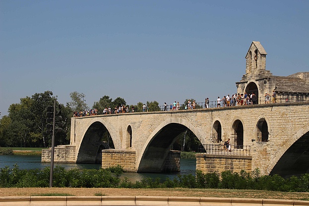 Pfadfinder auf Fahrt in Avignon - die berühmte Brücke