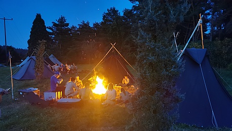 Abendstimmung auf dem Lager am Feuer