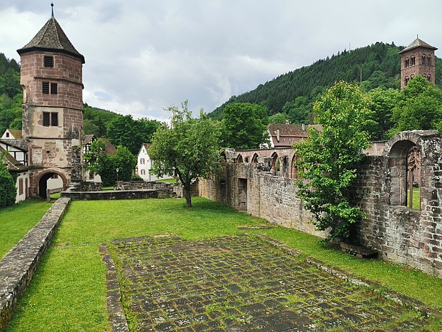 Blick in den Schloßhof neben der Klosterruine Hirsau