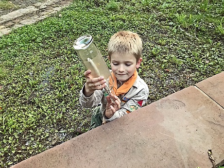 Kind holt Papierrolle aus Glasflasche