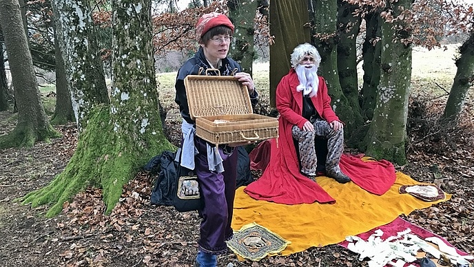 Geschenke des Kaisers werden uns von einem Bediensteten überreicht.