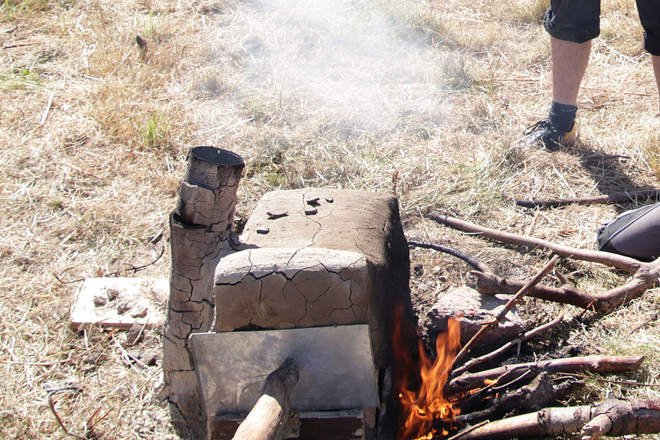 Lagerbackofen im Einsatz - einfacher Lehmofen