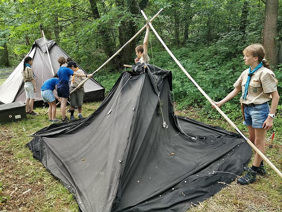 Kohtenaufbau - schnell werden die Schlafzelte aufgebaut