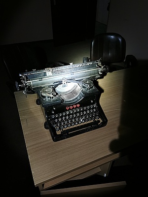 Alte Schreibmaschine im Bunker