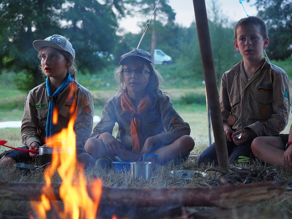 Kinder der Wölflinge am Lagerfeuer