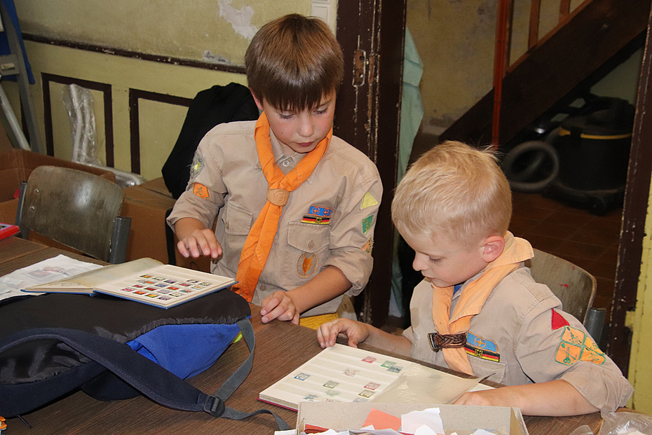 Pfadfinder und Wölflinge beim Briefmarken sammeln und tauschen