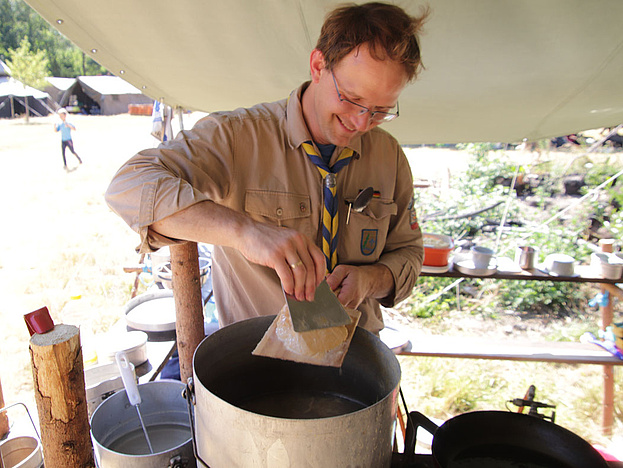 Hand geschabte Spätzle auf dem Sommerlager