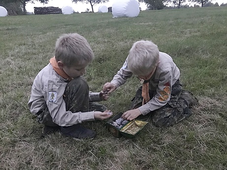 Kinder schauen in Schatztruhe