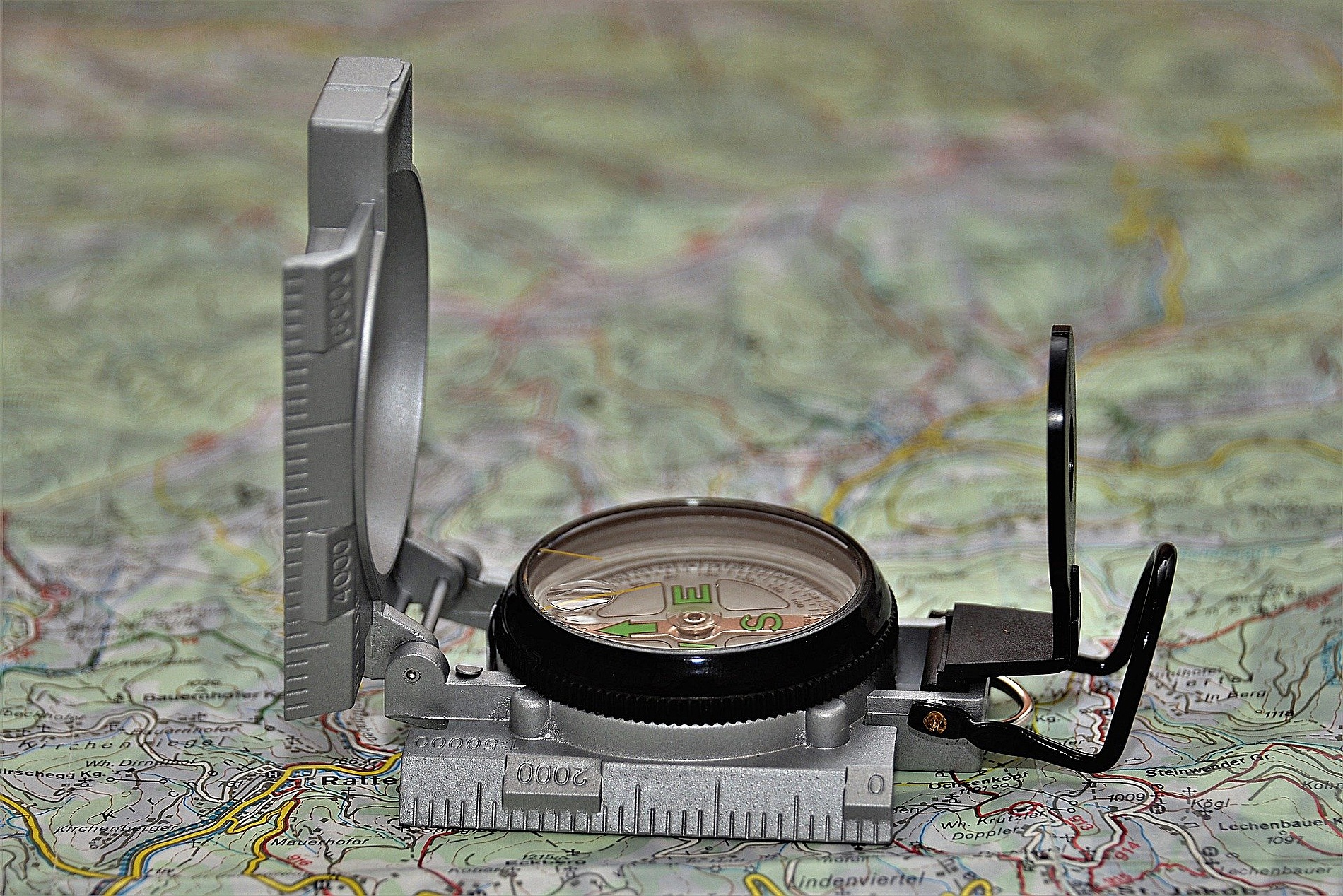 Karte und Kompaß um den richtigen Wegzu finden - Bild von PixLord auf Pixabay