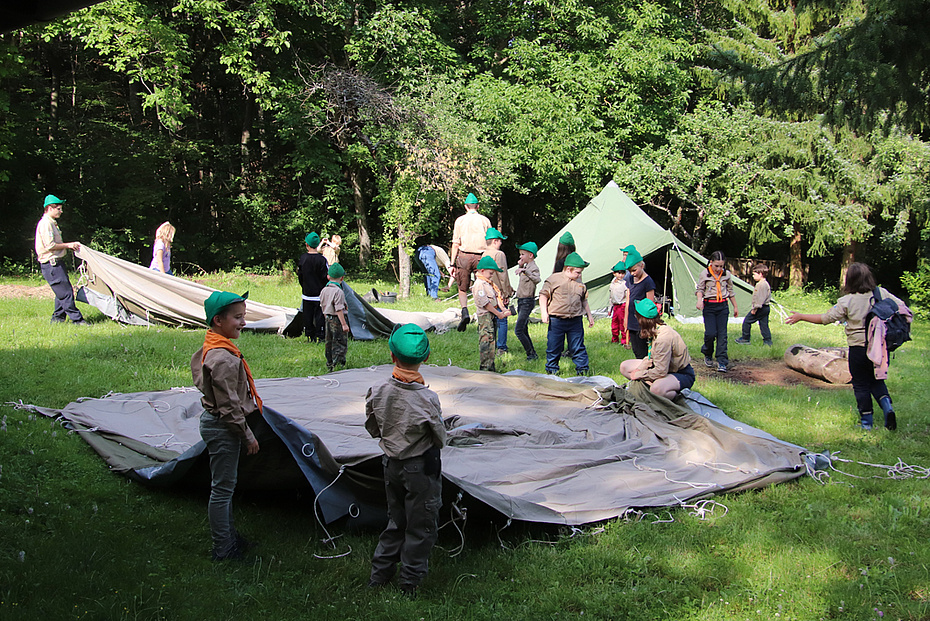 Meuten Zeltlager - Kinder beim Aufbau der Zelte im Sherwood Forrest