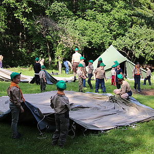 Meuten Zeltlager - Kinder beim Aufbau der Zelte im Sherwood Forrest