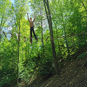 Seilbrücke oder Hängebrücke über Schlucht mit Pfadfinder