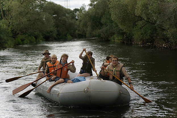 Gemeinsam im Schlauchboot auf der Donau