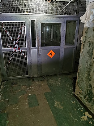 Personenschluse am Haupteingang des Bunkers