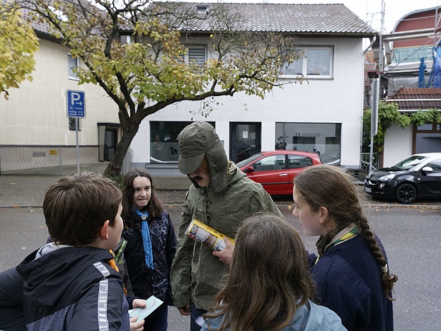 die Kappe tief in die Stirn gezogen, versucht der Verdächtige sein Gesicht zu verbergen