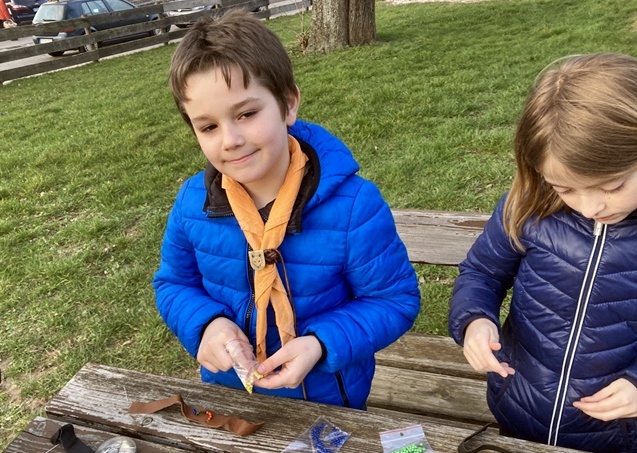Zwei Kinder, die Stirnbänder basteln