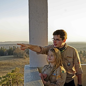 Zwei Pfadfinder schauen auf dem Raichbergturm in die Ferne