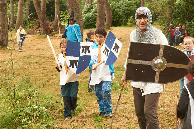 Kinder spielen Ritter - mit dem König in den Kampf ziehen