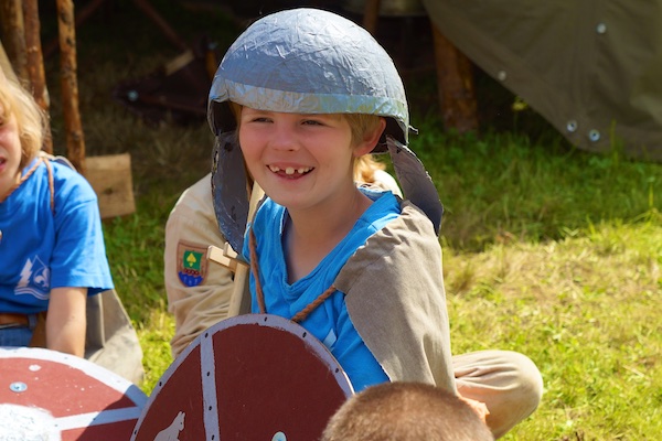 Kinder spielen Wikinger - Abenteuer bei den Wölflingen