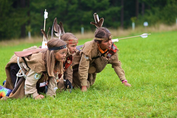 Indianer schleichen sich an - Kinder der Wölflingsstufe beim Spiel