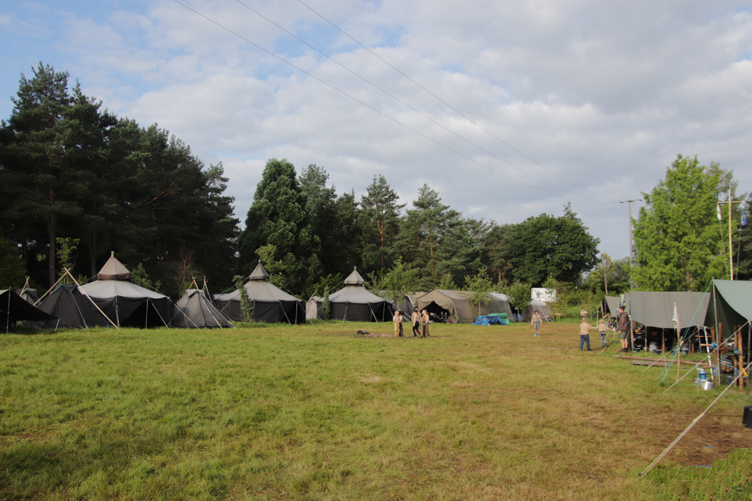 Blick auf Zelte des Sommerlagers